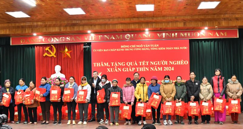 Tổng Kiểm toán nhà nước tặng 200 suất quà Tết cho người nghèo tại Hòa Bình